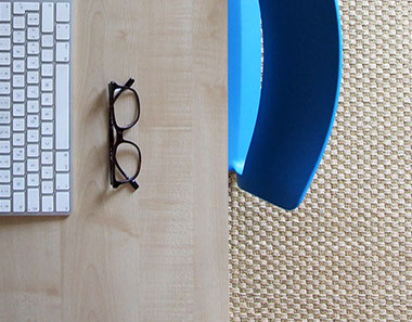 Photographie présentant un détail du bureau. Une chaise Vitra Tip Ton bleue électrique de BarberOsgerby