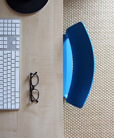 Photographie présentant un détail du bureau. Une chaise Vitra Tip Ton bleue électrique de BarberOsgerby