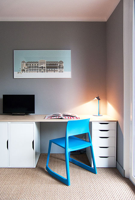 Bureau composé de meubles de rangement ikea. Chaise Vitra Tip Ton et lampe Flos Tab T, de même couleur bleue, designer : Barber & Osgerby.