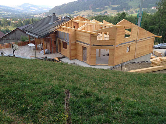 Photo du chantier de l'extension d'un chalet à Habère-Poche. Réalisation de l'ossature et du bardage bois. 