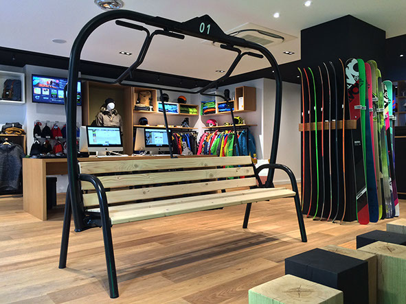 Télésiège servant d'assise pour l'essayage des chaussure dans le magasin Snowleader.