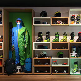 Intérieur du magasin Snowleader à Annecy.