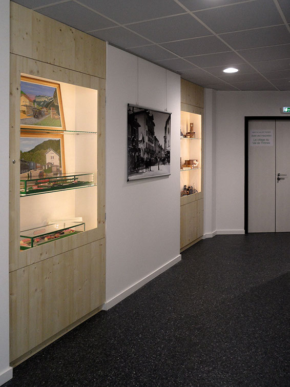 Vitrine de l'exposition "les amis du Val de Thônes"