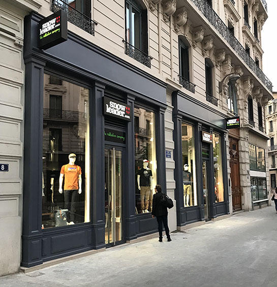 Détail d'un vaisselier dans la salle à manger d'une maison à Lucinges