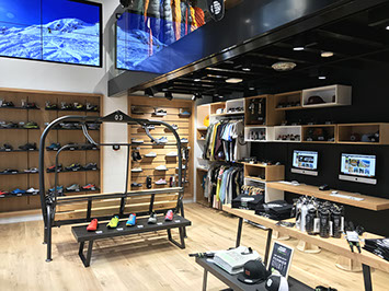 Intérieur du magasin Snowleader à Annecy.