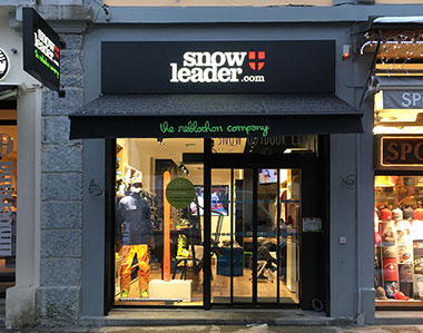 Façade extérieure du magasin Snowleader. Vitrine et enseigne lumineuse.