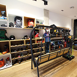 Intérieur du magasin Snowleader à Annecy.