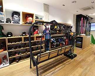 Intérieur du magasin Snowleader à Annecy.