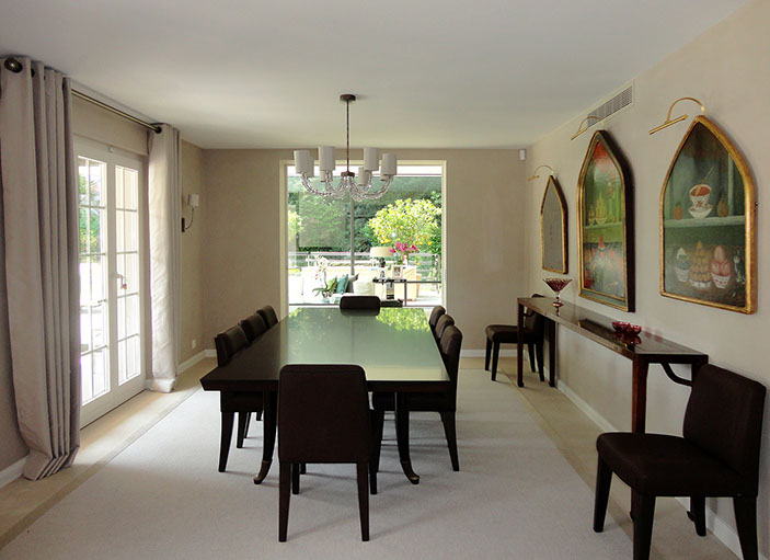 Salle à manger depuis le grand salon. Passage vers la veranda.