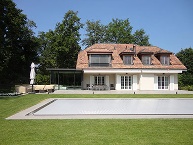 Aménagements extérieurs, grande piscine et terrasse en pierre.