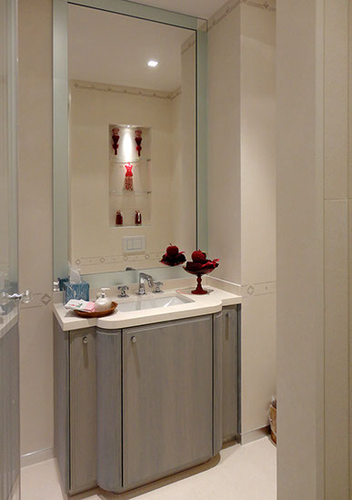 Salle de bains étroite avec solution pour encombrement du meuble lavabo.