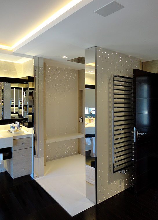 Salle de bains principale avec douche à l'italienne et incrustation de fibres optiques.
