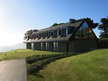 Vue extérieure de la maison depuis le jardin, vue sur la baie de Morlaix