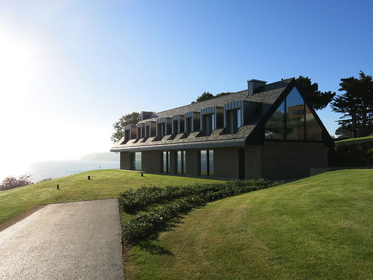 Vue extérieure de la maison depuis le jardin, vue sur la baie de Morlaix