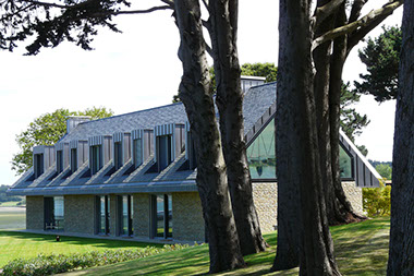 Vue extérieure de la maison depuis le jardin.