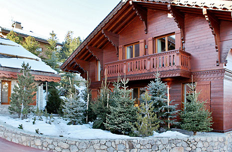 Vue extérieure du Chalet sous la neige, avec novueau bardage et plantation de sapin.