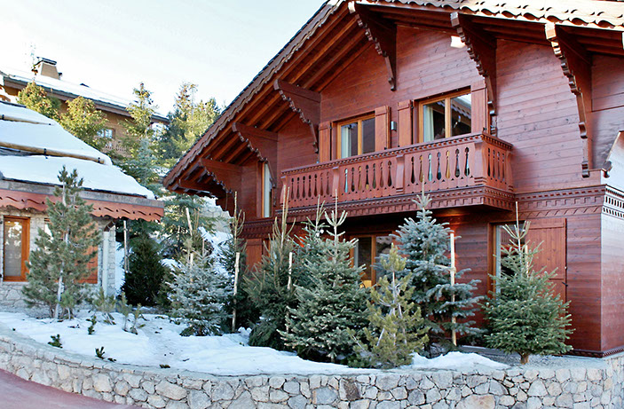 Vue extérieure du Chalet sous la neige, avec novueau bardage et plantation de sapin.