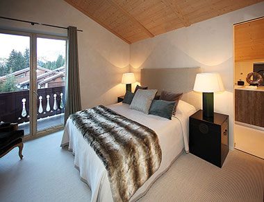 Chambre principale du chalet avec accés au balcon et vue dégagée sur Courchevel.