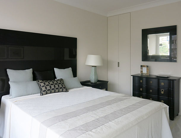 Chambre, grand lit double avec tête de lit sur mesure en bois laqué noir.
