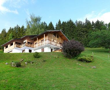 Vue extérieure du chalet avec l'extension à réaliser.