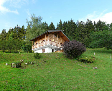 Vue extérieure du chalet existant avant travaux d'extension. 